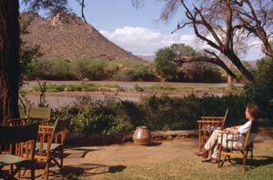 Entspannen am Ufer des Ewaso N'giro. Samburu Serena Safari Lodge, Buffalo Springs National Reserve, Kenia. / Relaxing on the bank of the Ewaso N'giro. Samburu Serena Safari Lodge, Buffalo Springs National Reserve, Kenya. / (c) Walter Mitch Podszuck (Bwana Mitch) - #980831-54