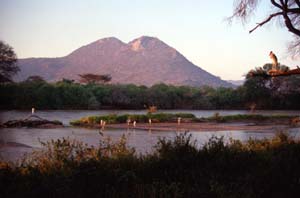 Abenddämmerung am Ewaso N'giro. Samburu Serena Safari Lodge, Buffalo Springs National Reserve, Kenia. / Dusk at Ewaso N'giro. Samburu Serena Safari Lodge, Buffalo Springs National Reserve, Kenya. / (c) Walter Mitch Podszuck (Bwana Mitch) - #980831-87