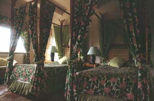 Himmelbetten im Raum #39 des Mount Kenya Safari Club. Nanyuki, Kenia. / Four-poster beds in Room #39 of Mount Kenya Safari Club. Nanyuki, Kenya. / (c) Walter Mitch Podszuck (Bwana Mitch) - #980902-11