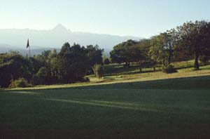 9-Loch-Golfplatz des Mount Kenya Safari Club. Nanyuki, Kenia. / Nine hole golf course of Mount Kenya Safari Club. Nanyuki, Kenya. / (c) Walter Mitch Podszuck (Bwana Mitch) - #980903-014