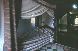 Himmelbett im Zelt #14 vom Mara Safari Club. Ol Chorro Orogwa Group Ranch (Masai Mara), Kenia. / Four-poster bed in tent #14 of Mara Safari Club. Ol Chorro Orogwa Group Ranch (Masai Mara), Kenya. / (c) Walter Mitch Podszuck (Bwana Mitch) - #980903-071