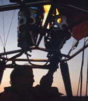 Brenner des Heißluftballons "Twiga". Ol Chorro Orogwa Group Ranch (Masai Mara), Kenia. / Burners of hot-air balloon "Twiga". Ol Chorro Orogwa Group Ranch (Masai Mara), Kenya. / (c) Walter Mitch Podszuck (Bwana Mitch) - #980904-012