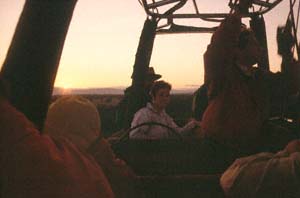 Der Sonnenaufgang aus dem Korb gesehen. Luftaufnahme aus Heißluftballon "Twiga", Ol Chorro Orogwa Group Ranch (Masai Mara), Kenia. / The sunrise as seen from the basket. Aerial view from hot-air balloon "Twiga", Ol Chorro Orogwa Group Ranch (Masai Mara), Kenya. / (c) Walter Mitch Podszuck (Bwana Mitch) - #980904-019