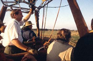 Kapitän Peter und Passagiere im Korb des Heißluftballons "Twiga". Lemek Group Ranch (Masai Mara), Kenia. / Captain Peter and passengers in the basket of hot-air balloon "Twiga". Lemek Group Ranch (Masai Mara), Kenya. / (c) Walter Mitch Podszuck (Bwana Mitch) - #980904-054