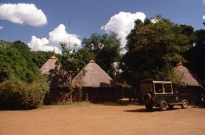 Zentraler Platz mit Rezeption und Laden. Governors' Camp, Masai Mara National Reserve, Kenia. / Central place with reception and shop. Governors' Camp, Masai Mara National Reserve, Kenya. / (c) Walter Mitch Podszuck (Bwana Mitch) - #980907-117