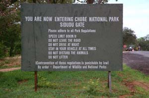 Chobe National Park Informationsschild am Sidudu Gate. Kasane, Botsuana. / Chobe National Park information sign at Sidudu Gate. Kasane, Botswana. / (c) Walter Mitch Podszuck (Bwana Mitch) - #991226-62