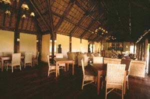 Essraum und Bar vom Chief's Camp. Chief's Island, Moremi Game Reserve, Botsuana. / Dining room and bar of Chief's Camp. Chief's Island, Moremi Game Reserve, Botswana. / (c) Walter Mitch Podszuck (Bwana Mitch) - #991227-075