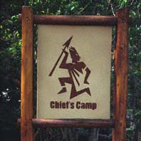 Chief's Camp Willkommensschild. Chief's Island, Moremi Game Reserve, Botsuana. / Chief's Camp welcome sign. Chief's Island, Moremi Game Reserve, Botswana. / (c) Walter Mitch Podszuck (Bwana Mitch) - #991228-128